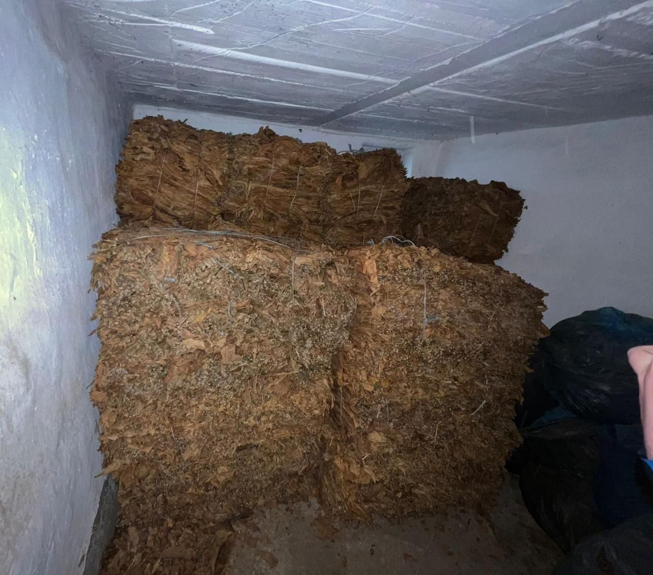 На Коломийщині 4 чоловіків організували власну тютюнову фабрику вдома 2