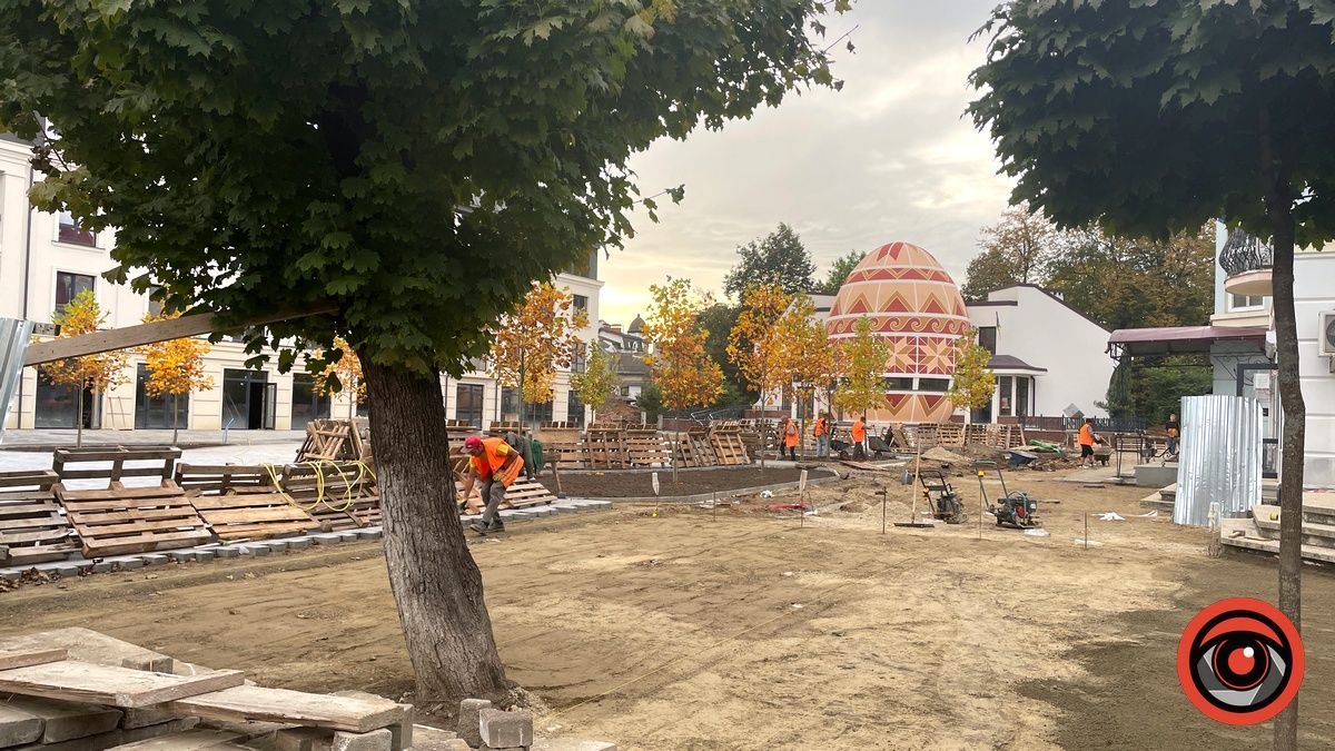 Що зробили на площі перед Музеєм писанкового розпису в Коломиї 5