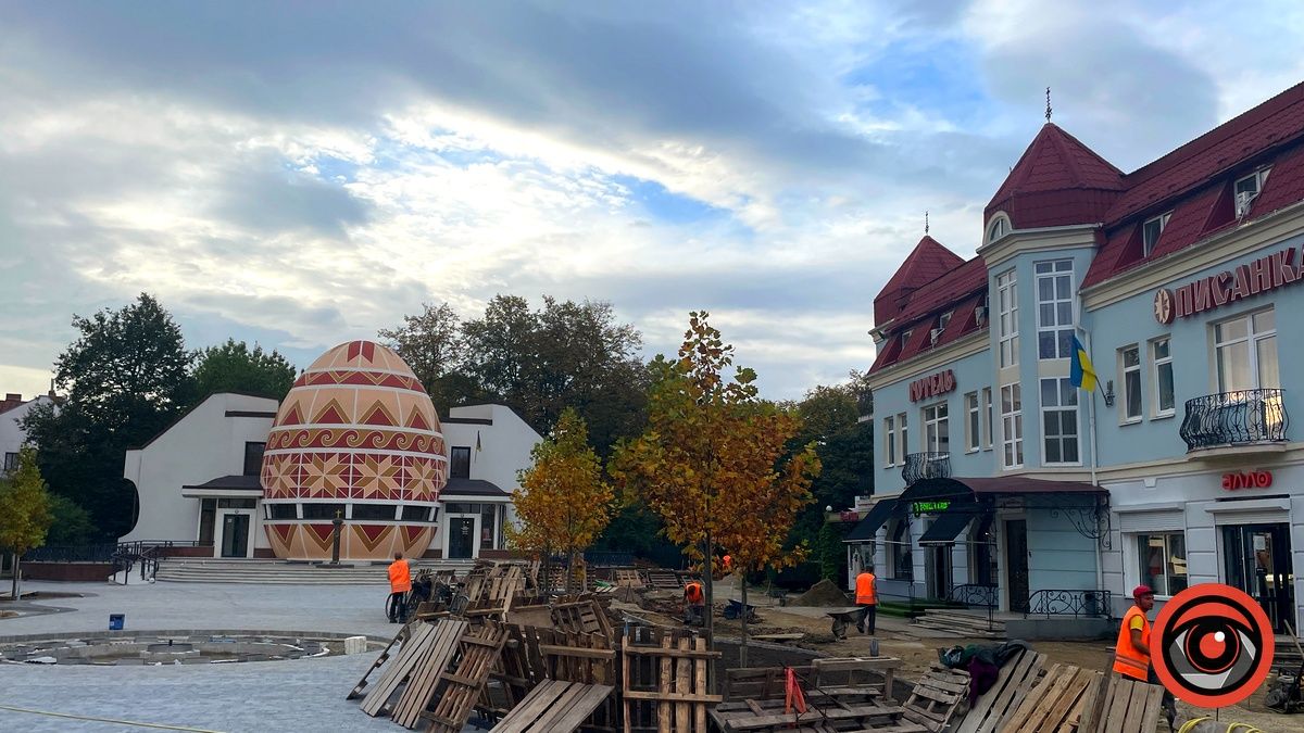 Що зробили на площі перед Музеєм писанкового розпису в Коломиї 4