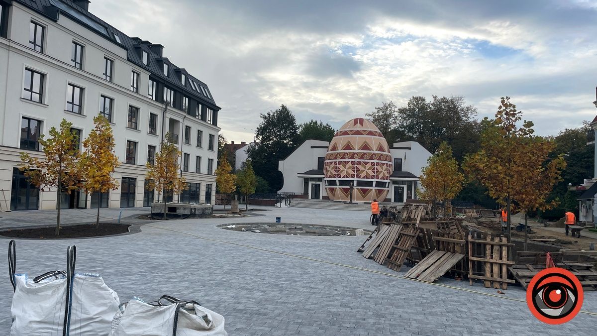 Що зробили на площі перед Музеєм писанкового розпису в Коломиї 3