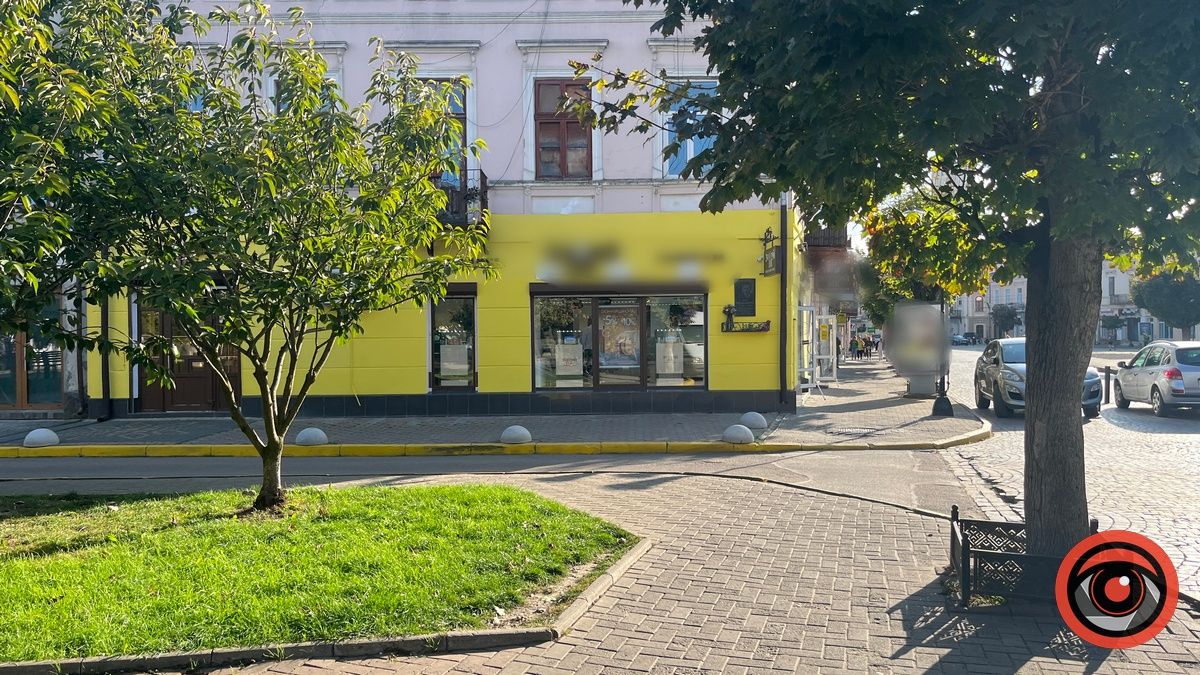 У центрі Коломиї частину історичної будівлі зафарбували в яскраво-жовтий колір 1