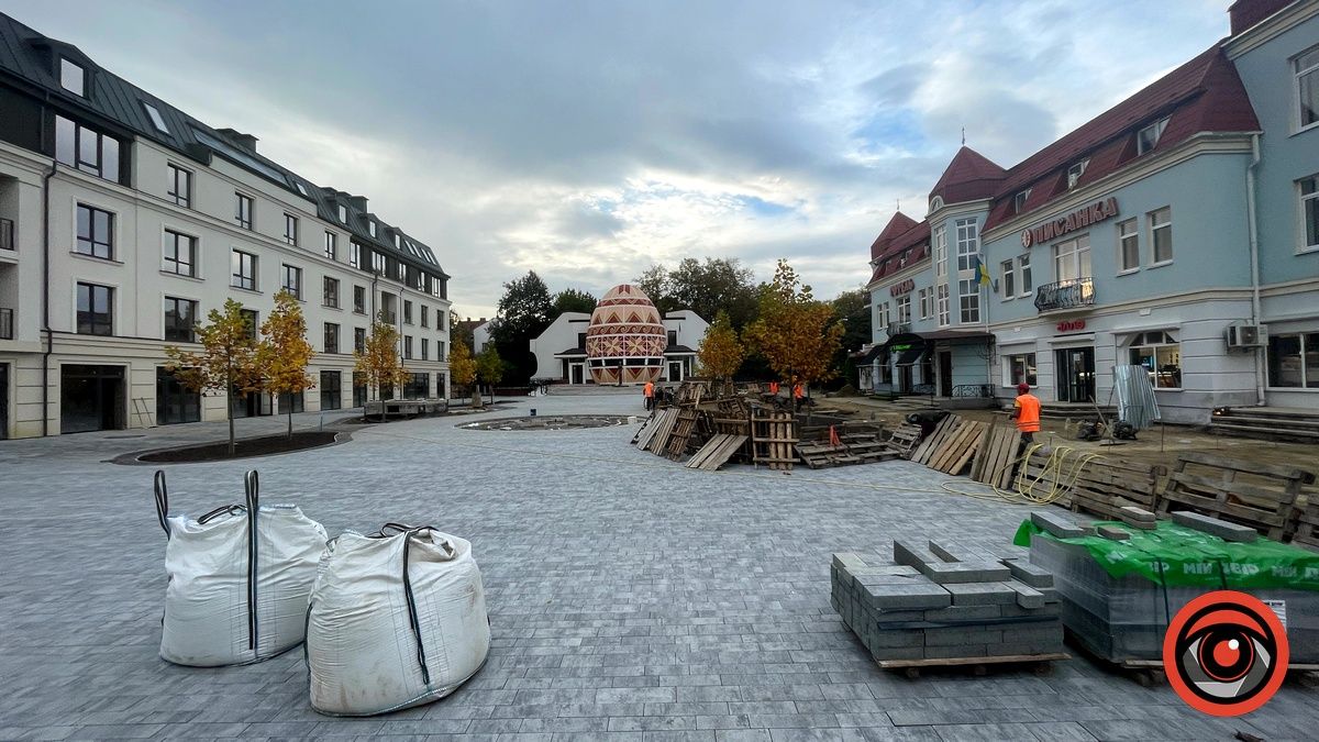 Що зробили на площі перед Музеєм писанкового розпису в Коломиї 1