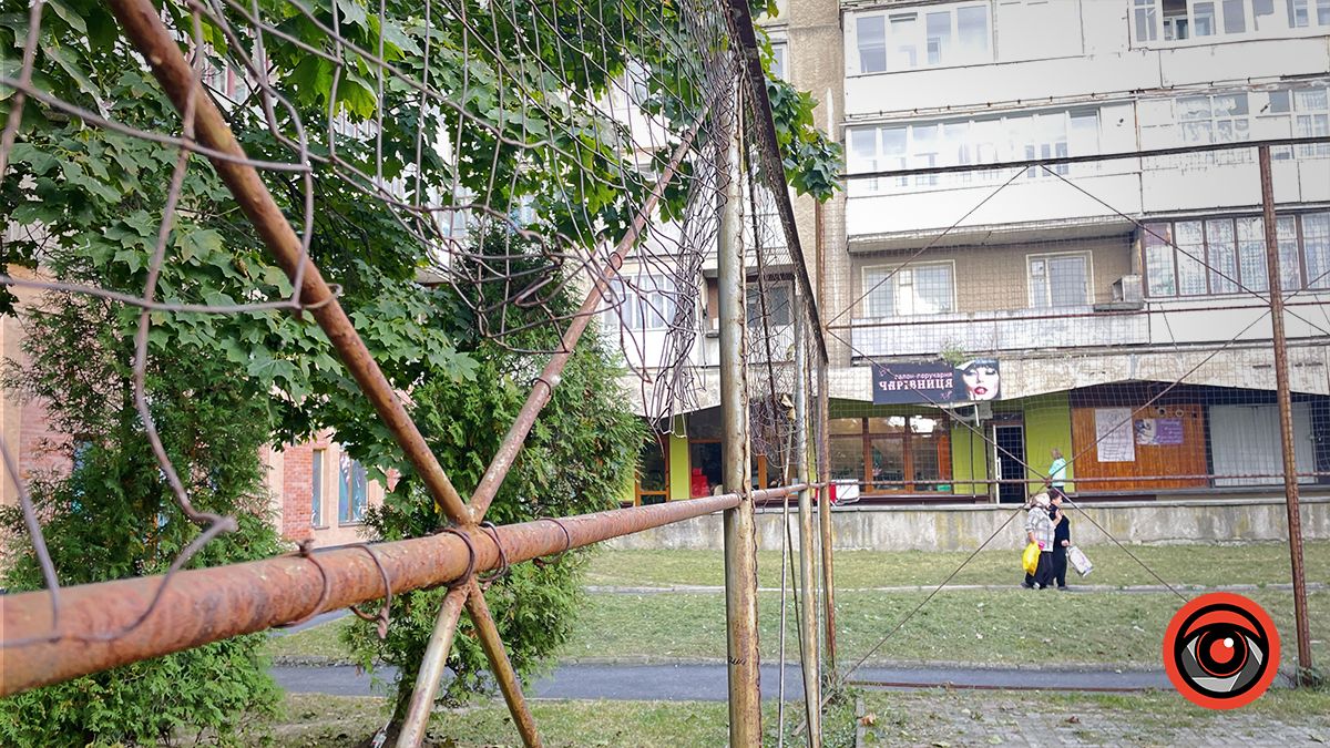 Небезпечні розваги: огорожа спортмайданчика в Коломиї от-от завалиться 1