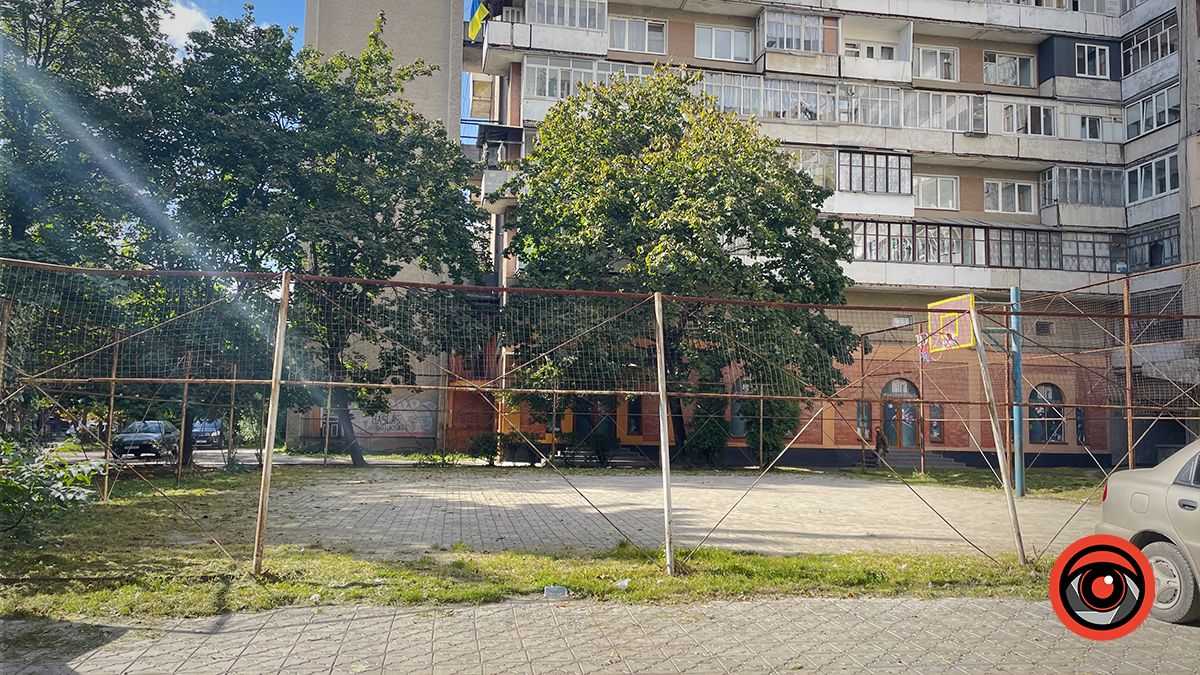 Небезпечні розваги: огорожа спортмайданчика в Коломиї от-от завалиться 4