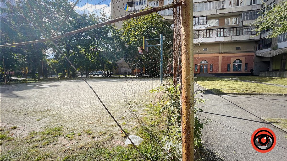 Небезпечні розваги: огорожа спортмайданчика в Коломиї от-от завалиться 6