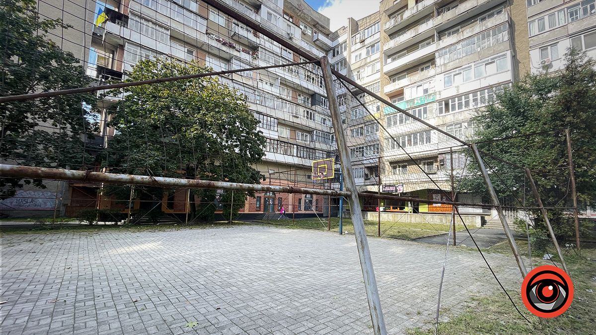 Небезпечні розваги: огорожа спортмайданчика в Коломиї от-от завалиться 7