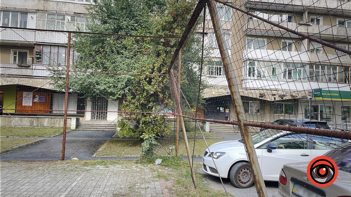 Небезпечні розваги: огорожа спортмайданчика в Коломиї от-от завалиться 3