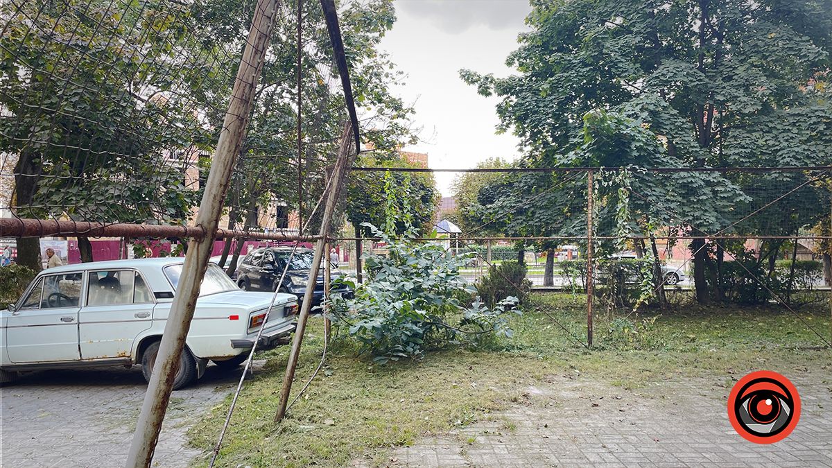 Небезпечні розваги: огорожа спортмайданчика в Коломиї от-от завалиться 5