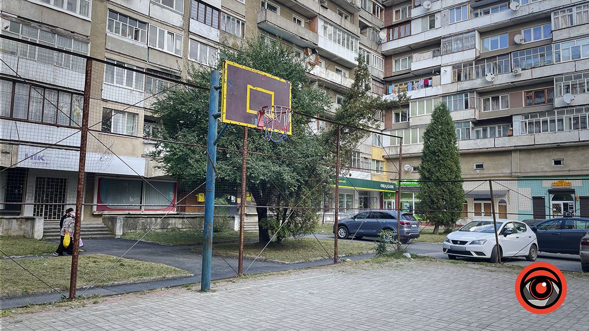 Небезпечні розваги: огорожа спортмайданчика в Коломиї от-от завалиться 2