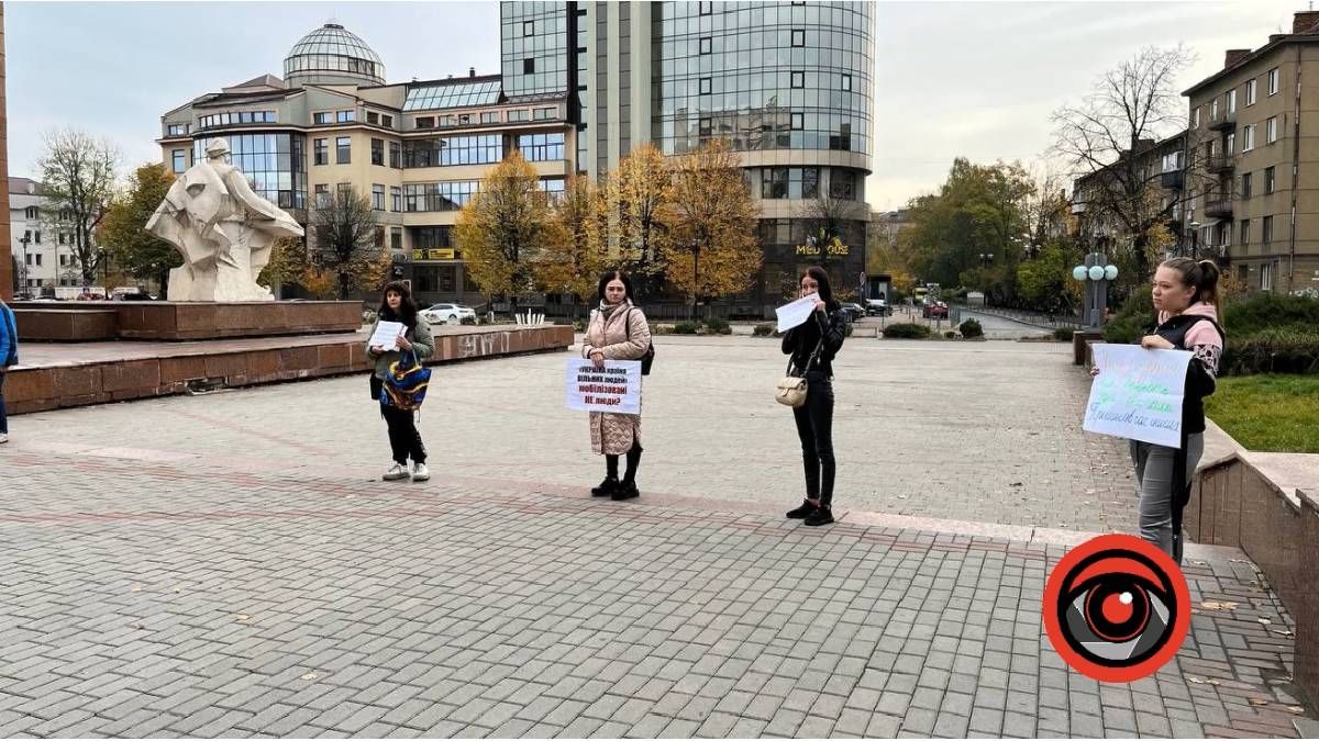 Прикарпатці вийшли на мирний пікет − вимагають демобілізації військових 2