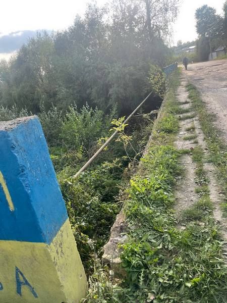 В Обертині руйнується автомобільний міст 2