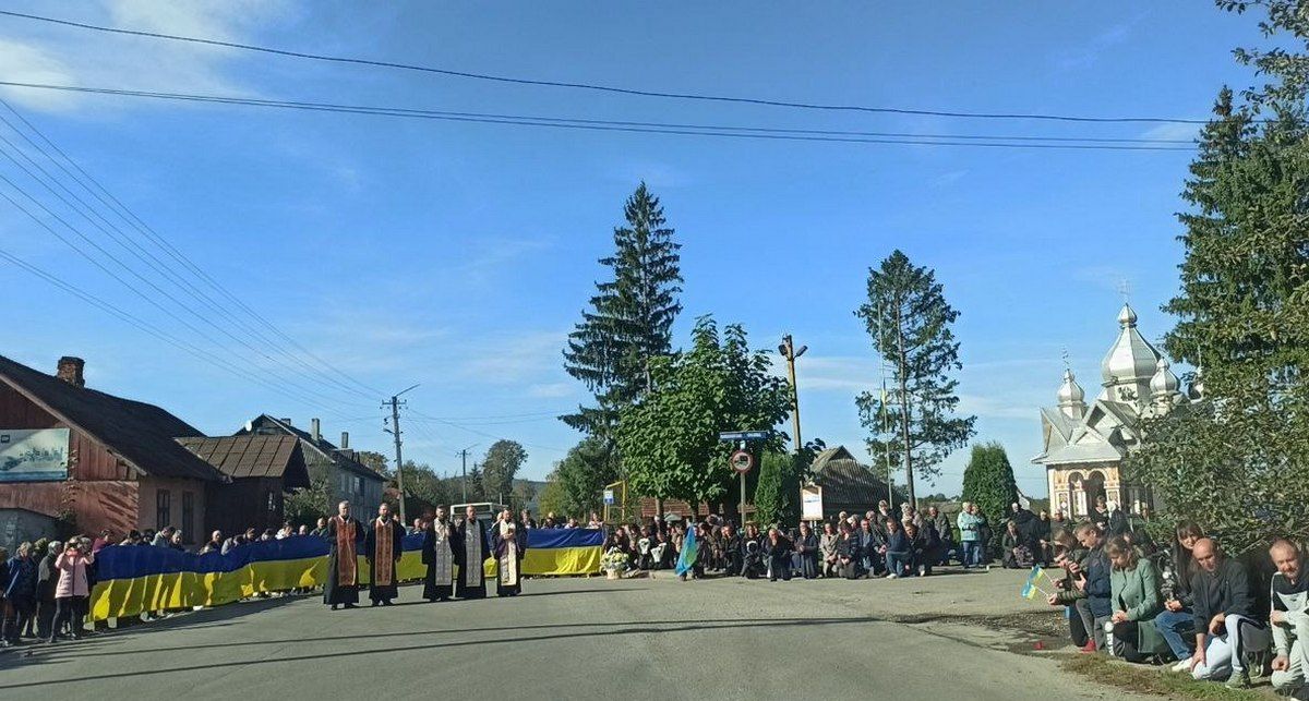 Печеніжинська громада зустріла траурний кортеж воїна Петра Грабовецького 4