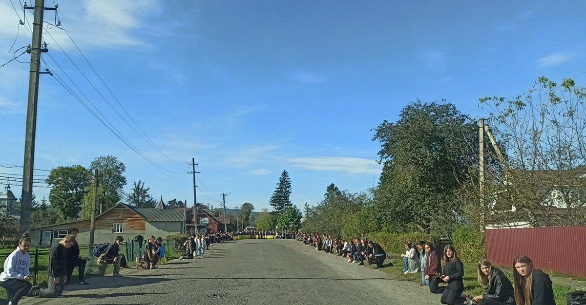 Печеніжинська громада зустріла траурний кортеж воїна Петра Грабовецького 3