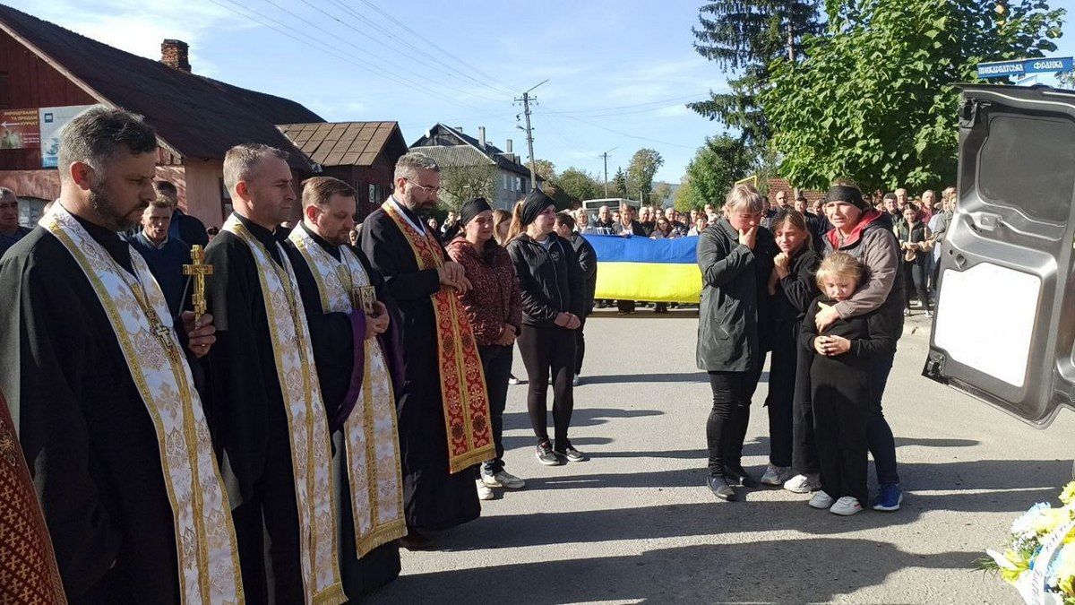 Печеніжинська громада зустріла траурний кортеж воїна Петра Грабовецького 6