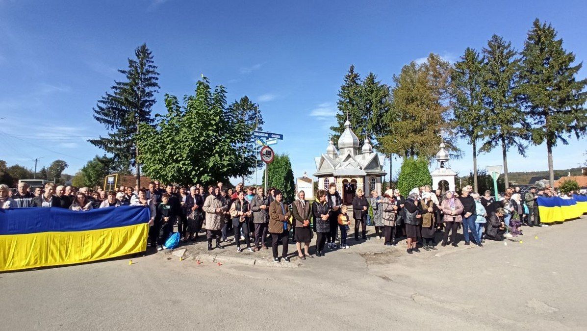 Печеніжинська громада зустріла траурний кортеж воїна Петра Грабовецького