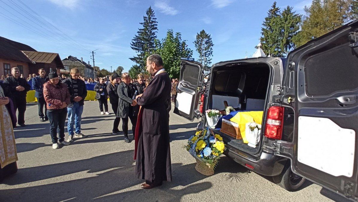 Печеніжинська громада зустріла траурний кортеж воїна Петра Грабовецького 7