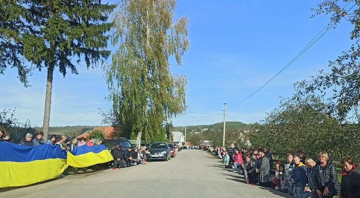 Печеніжинська громада зустріла траурний кортеж воїна Петра Грабовецького 2