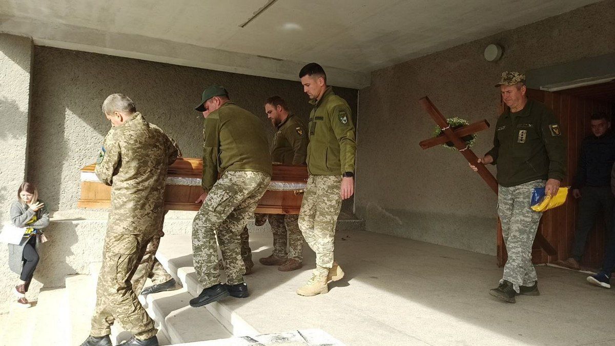 Печеніжинська громада зустріла траурний кортеж воїна Петра Грабовецького 8