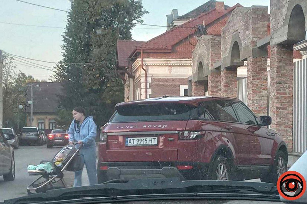І знову зухвалий Range Rover: рагульське паркування в Коломиї 1