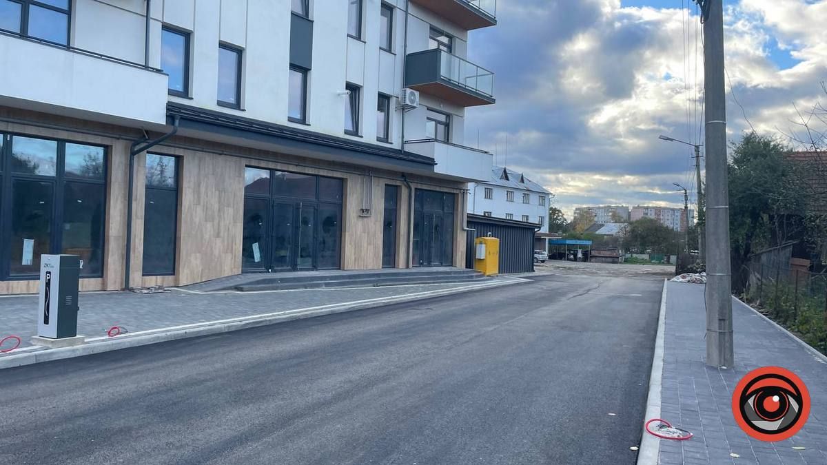 У Коломиї заасфальтували ще один проїзд між будинками 3