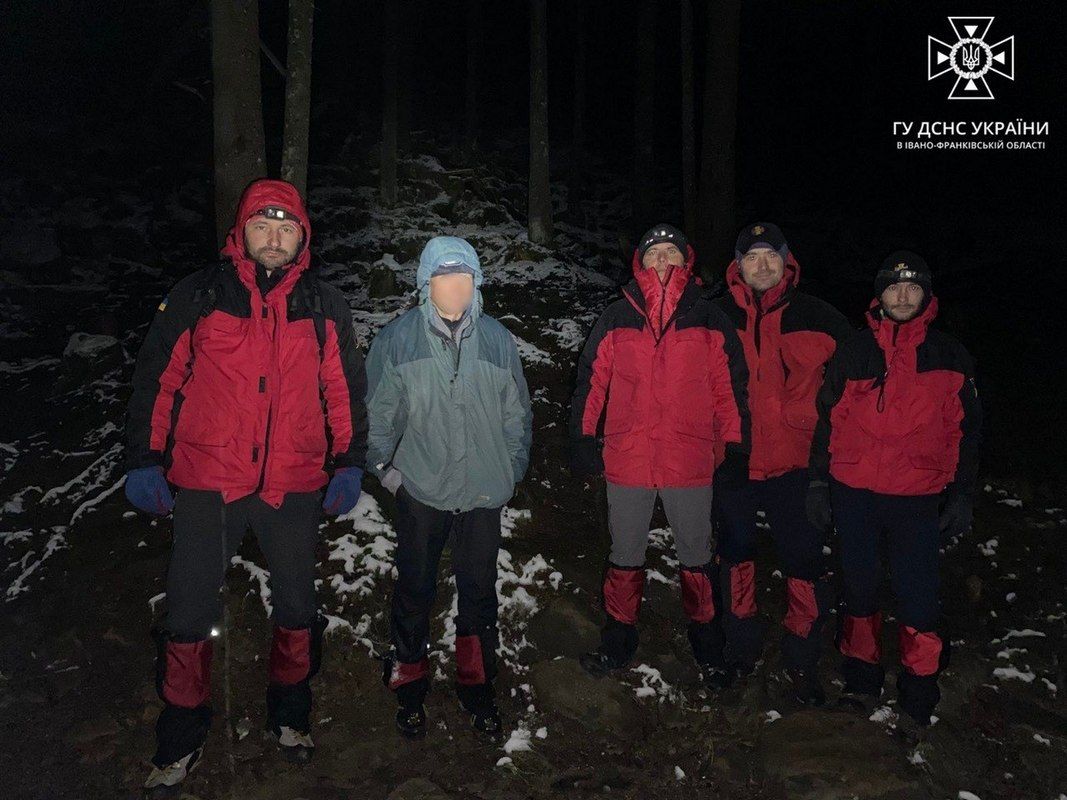 У Карпатах через негоду турист "застряг" в наметі 1