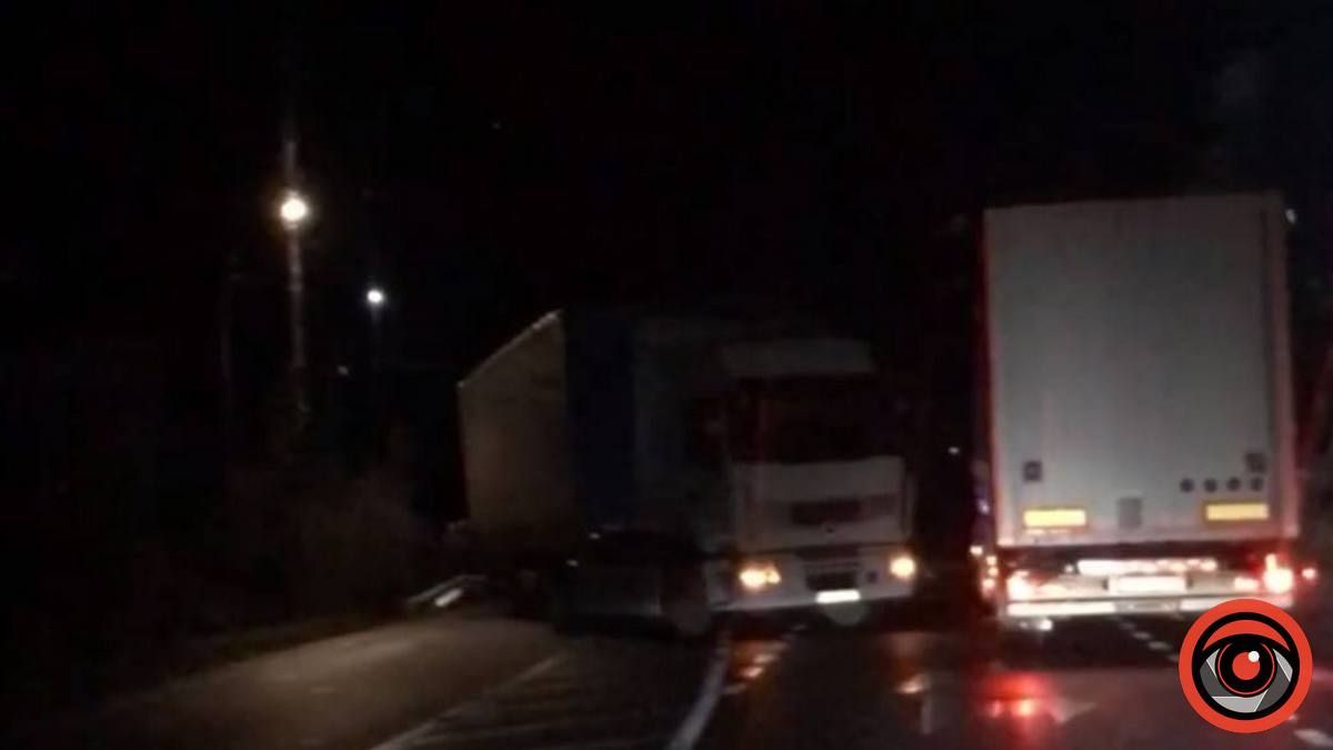 В ніч на 26 жовтня на трасі біля Коломиї сталась аварія за участю фури