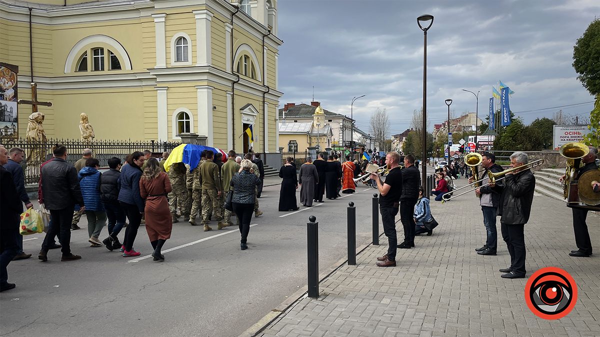 У Коломиї прощалися з білоруським добровольцем на позивний "Бахус" 25