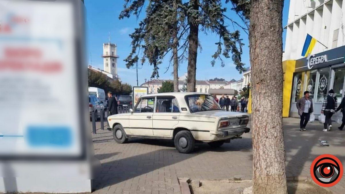 Став і пішов: ще один випадок рагульського паркування в центрі Коломиї
