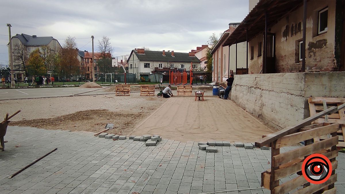 Майже 6 млн грн на ремонт території школи: чи всюди потрібна була нова бруківка 1