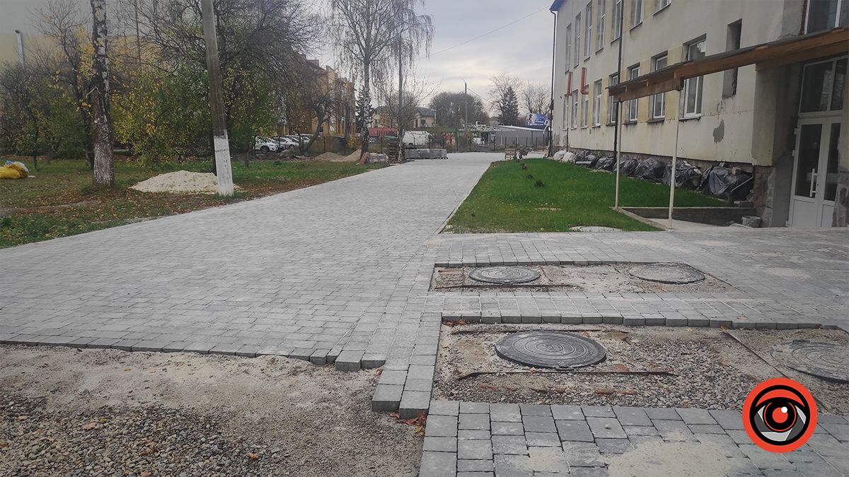 Майже 6 млн грн на ремонт території школи: чи всюди потрібна була нова бруківка 7