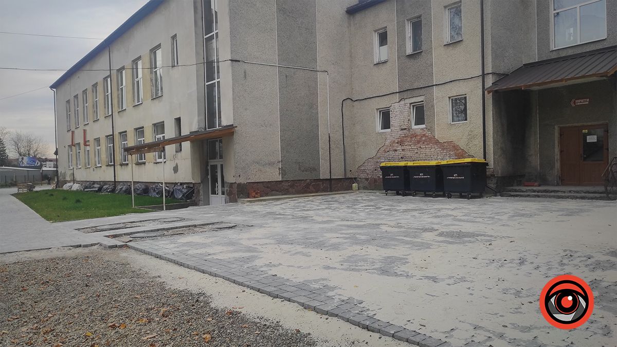 Майже 6 млн грн на ремонт території школи: чи всюди потрібна була нова бруківка 9