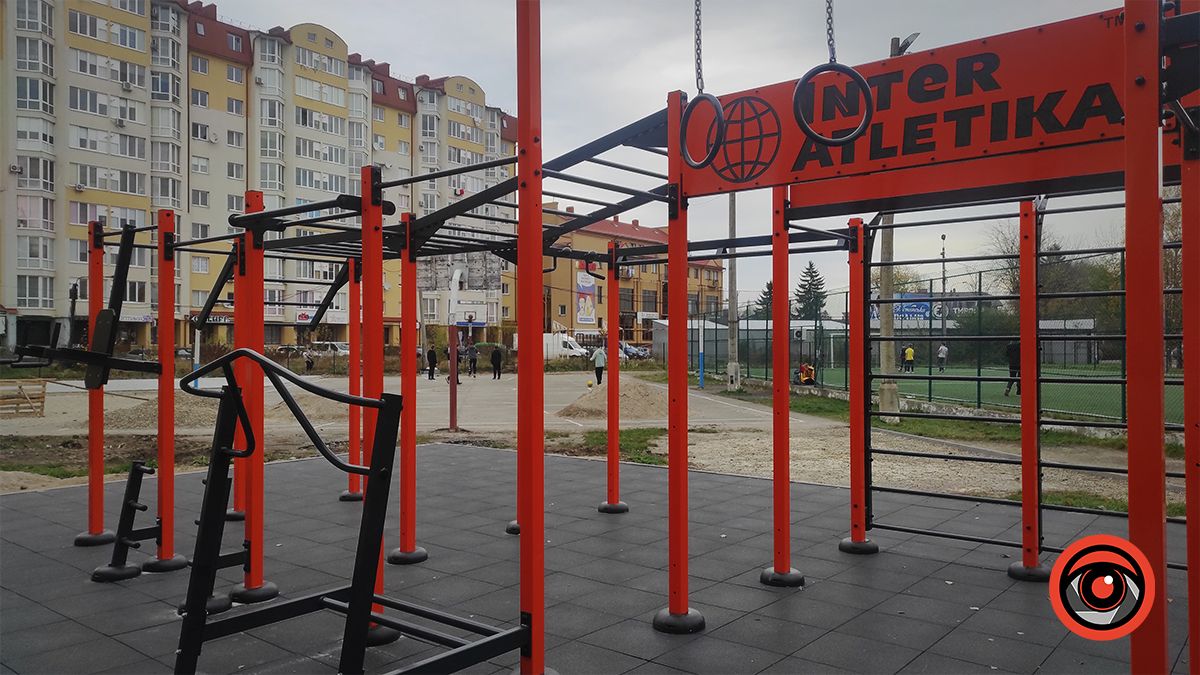 Цікаво, що у додатку 2 серед вимог до закупівлі чітко подано саме такий майданчик фірми "Інтер Атлетика", який встановили.