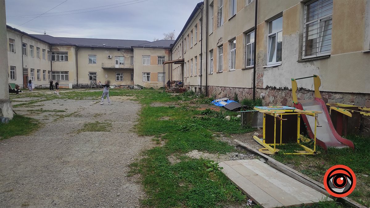 Внутрішній дворик школи справді в поганому стані: