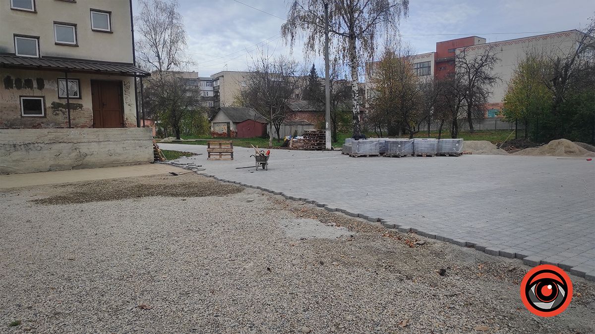 Майже 6 млн грн на ремонт території школи: чи всюди потрібна була нова бруківка 6