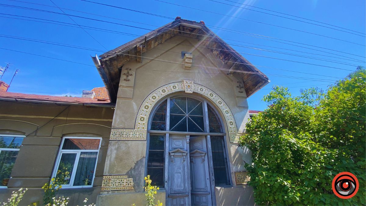 Розкішна брама колишньої гончарної школи