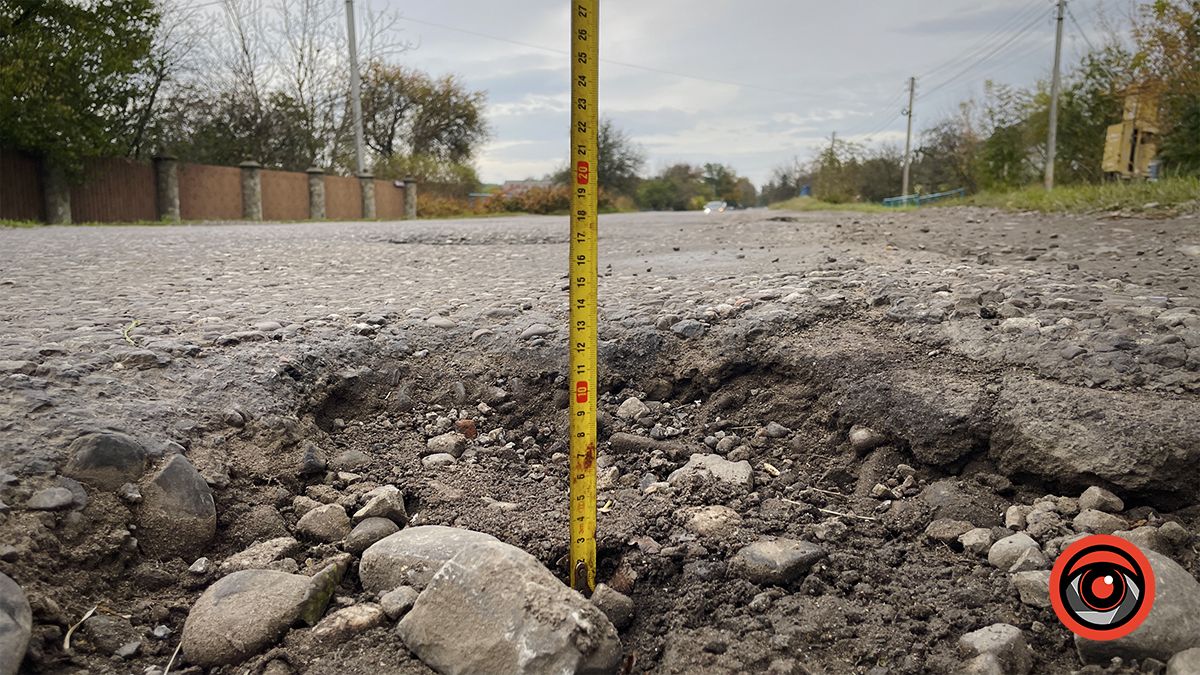 Ями по 14 см: Інформатор вимірював глибину вибоїн у П'ядиках 7