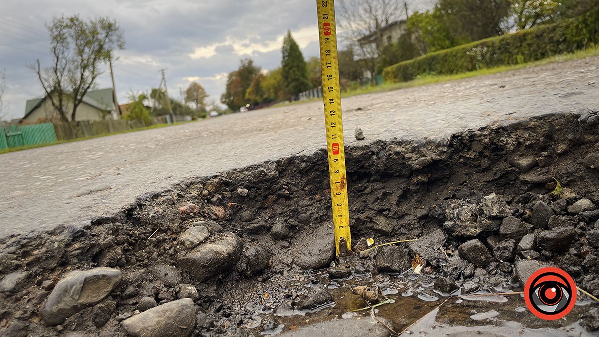 Ями по 14 см: Інформатор вимірював глибину вибоїн у П'ядиках 6