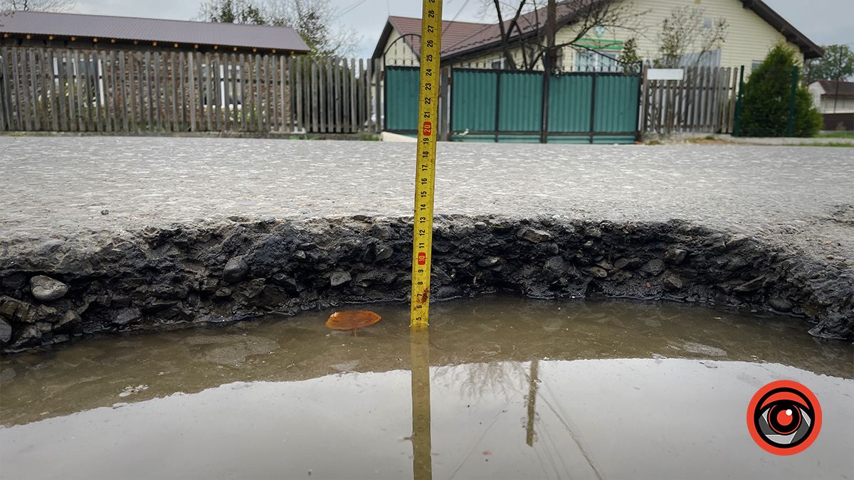 Ями по 14 см: Інформатор вимірював глибину вибоїн у П'ядиках