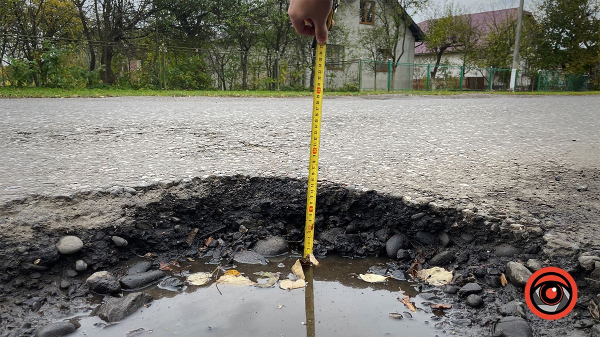 Ями по 14 см: Інформатор вимірював глибину вибоїн у П'ядиках 5