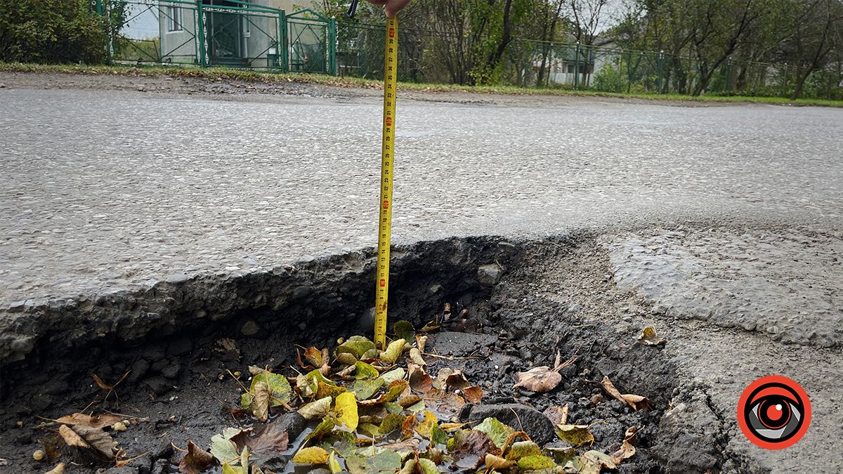 Ями по 14 см: Інформатор вимірював глибину вибоїн у П'ядиках 4