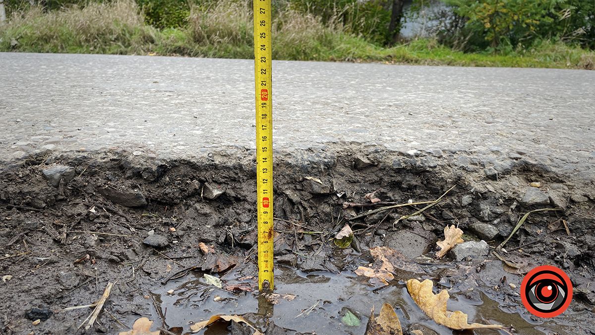 Ями по 14 см: Інформатор вимірював глибину вибоїн у П'ядиках 3