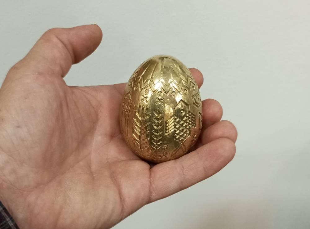 писанка, відлита з переплавлених гільз