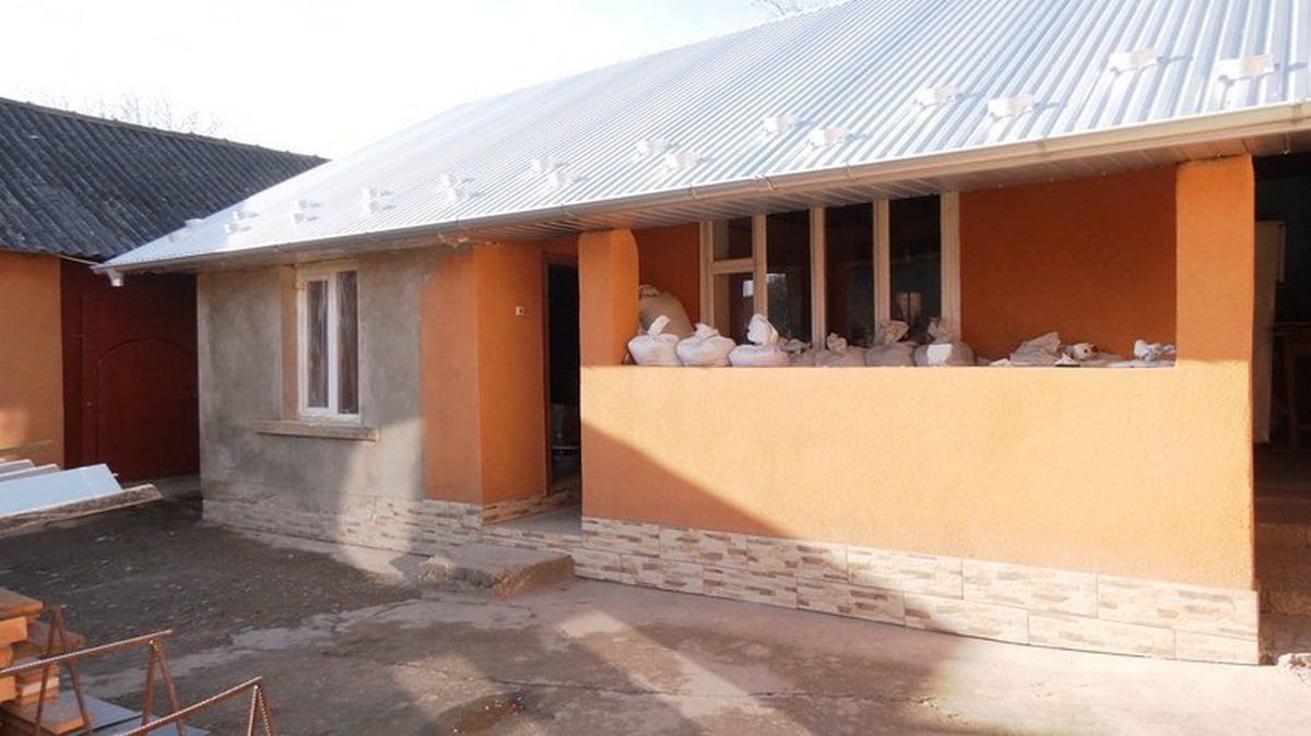 Як у Снятинській громаді відбудовують дім, у який вгатила ворожа ракета 2