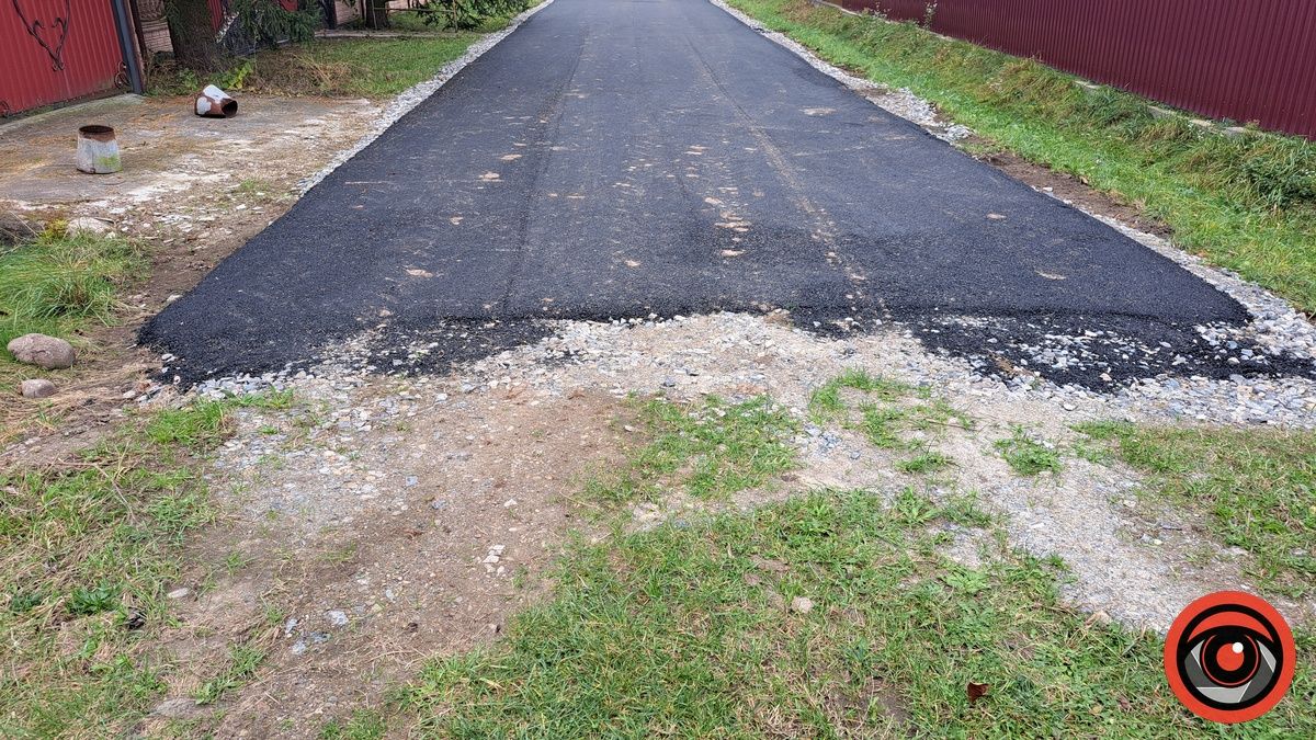 У Королівці Коломийської громади майже повністю заасфальтували вулицю Заводську 7