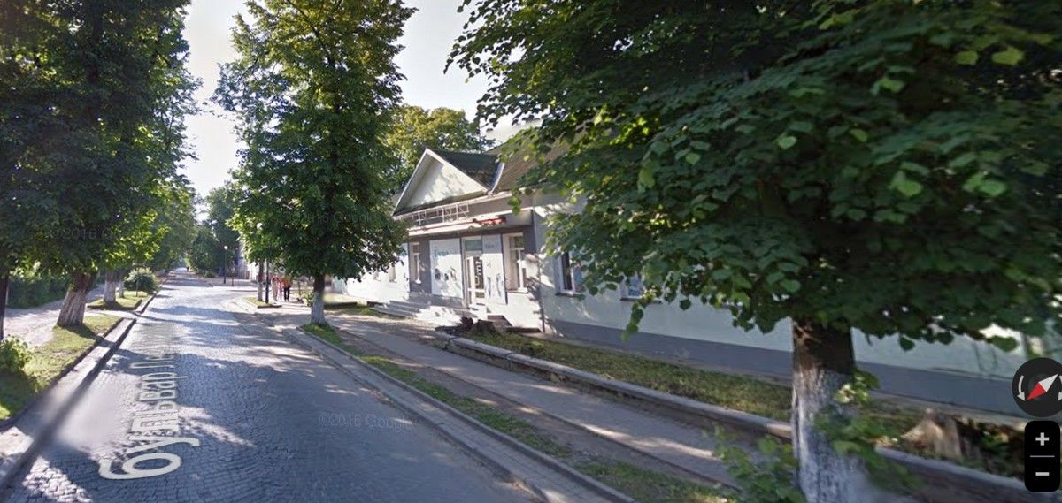 2015 рік. Замість колишньої військової їдальні - будинок з годинником