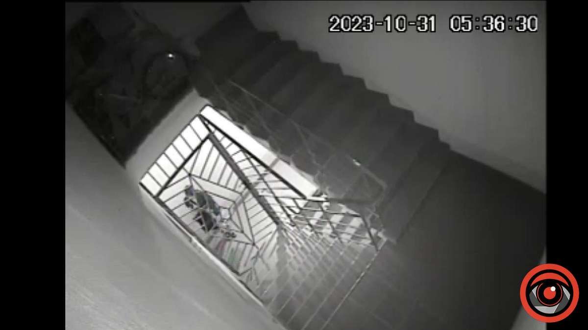 Напередодні Велесової ночі в під'їзді багатоповерхівки у Коломиї жінка здійснювала загадкові обряди. ВІДЕО