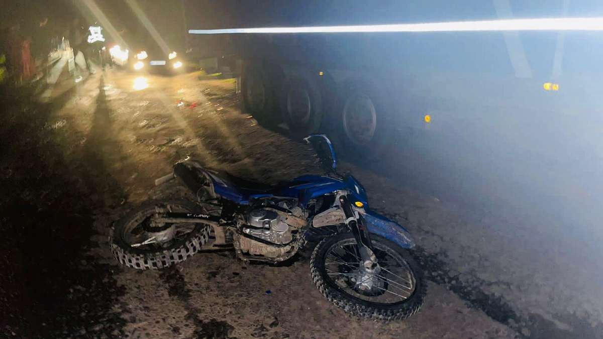 На Коломийщині мотоцикліст врізався в автопоїзд