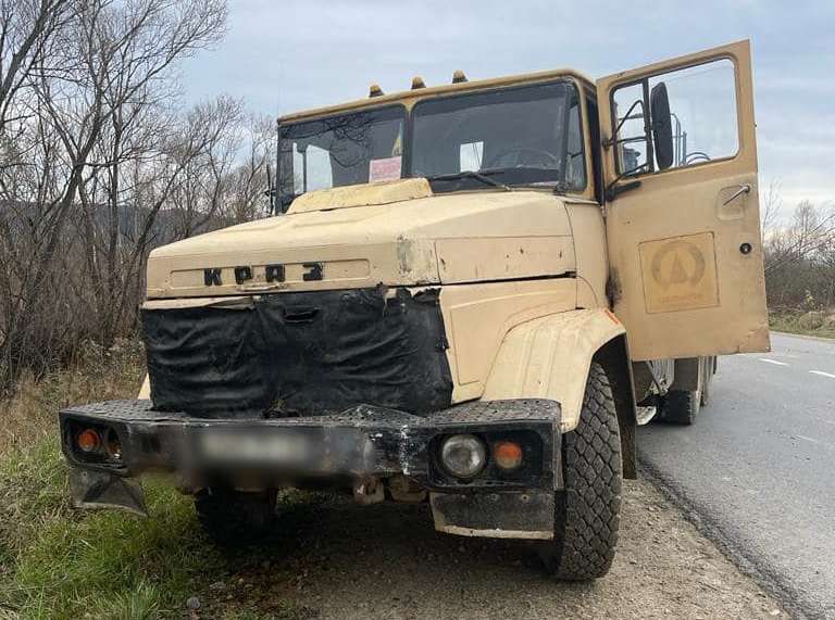 На автодорозі Н-10 на Прикарпатті зіткнулись вантажівка та автобус 1