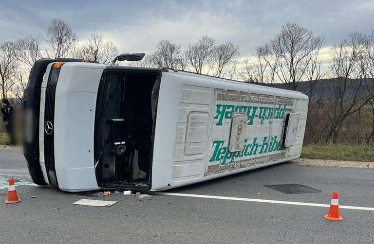 На автодорозі Н-10 на Прикарпатті зіткнулись вантажівка та автобус 2