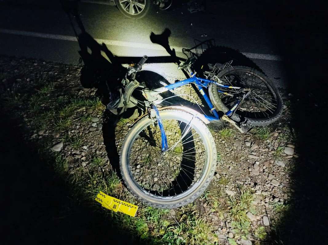 Рухався неосвітленою ділянкою дороги: у ДТП на Прикарпатті загинув чоловік 1